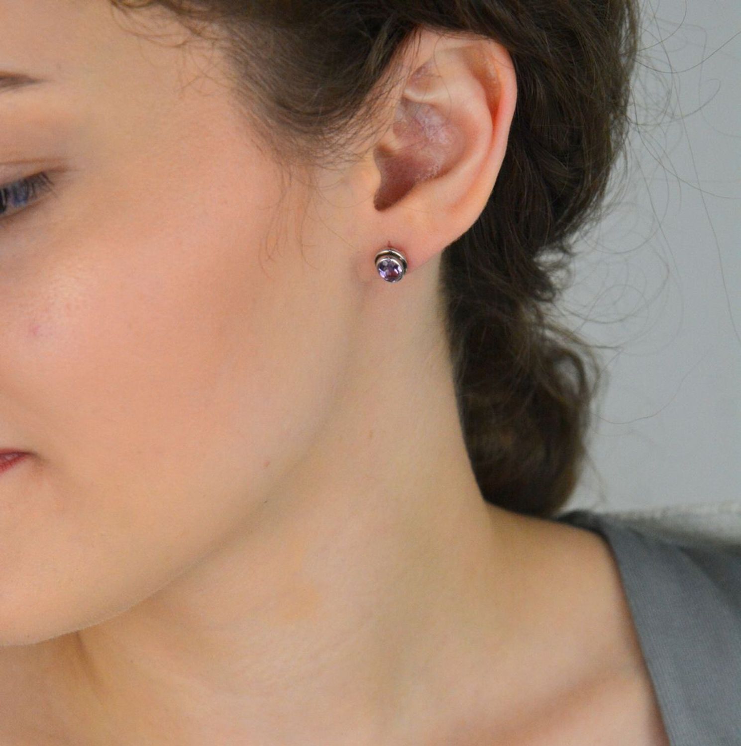 Kolczyki damskie srebrne próby 925, owalne z fioletową cyrkonią. Wymiary 6 x 8 mm, waga 2,03 g, zapięcie na sztyft. Eleganckie i uniwersalne – idealne na prezent!1.jpg